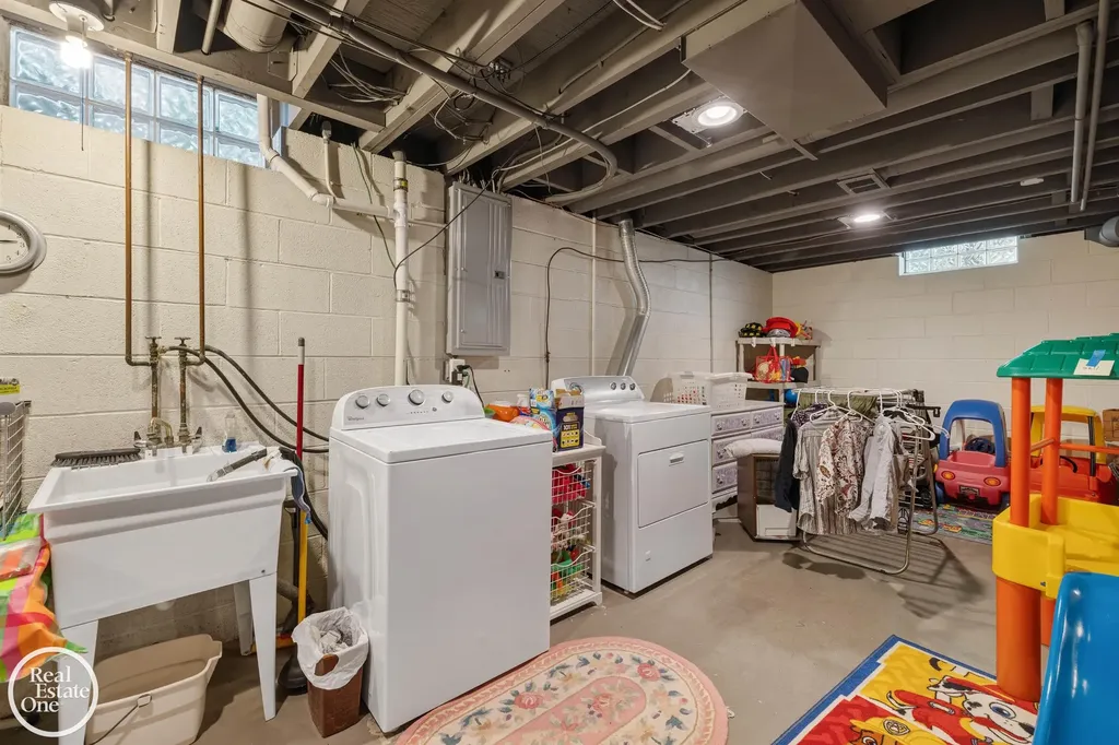 432 Saddle Lane Grosse Pointe Woods City MI 48236