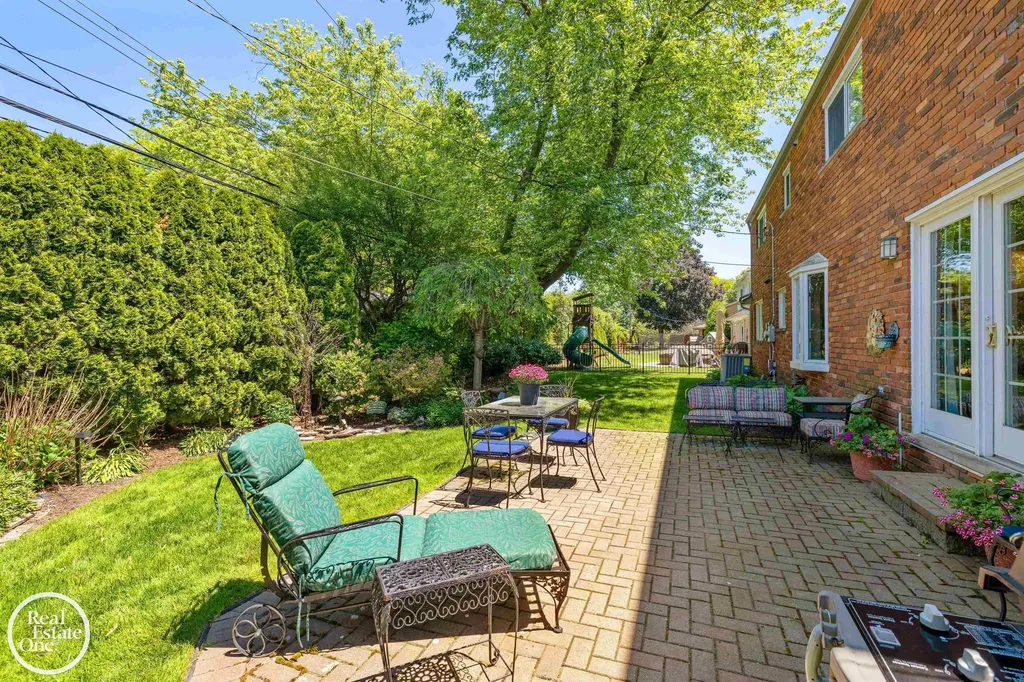 432 Saddle Lane Grosse Pointe Woods City MI 48236