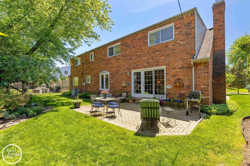 432 Saddle Lane Grosse Pointe Woods City MI 48236