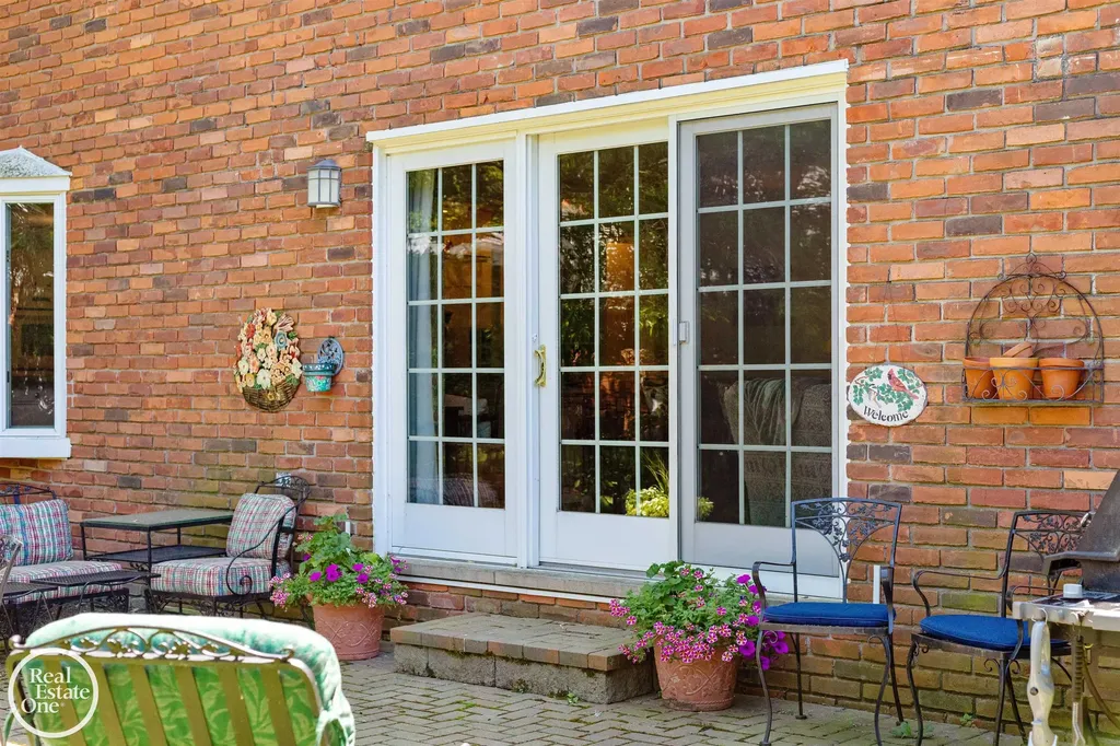 432 Saddle Lane Grosse Pointe Woods City MI 48236