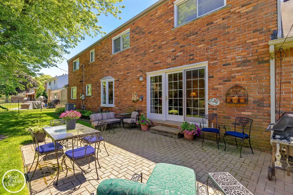 432 Saddle Lane Grosse Pointe Woods City MI 48236