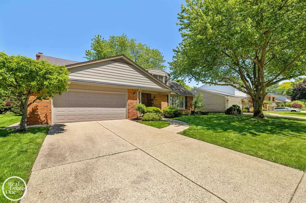 432 Saddle Lane Grosse Pointe Woods City MI 48236