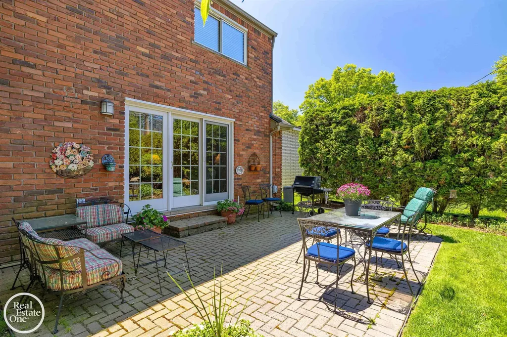 432 Saddle Lane Grosse Pointe Woods City MI 48236