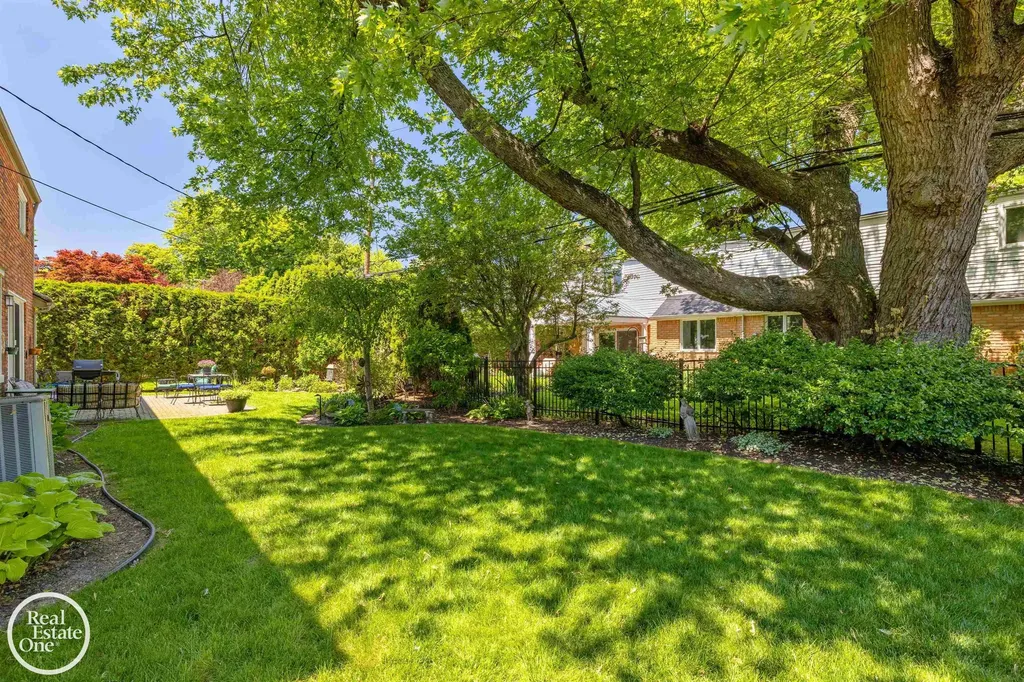 432 Saddle Lane Grosse Pointe Woods City MI 48236