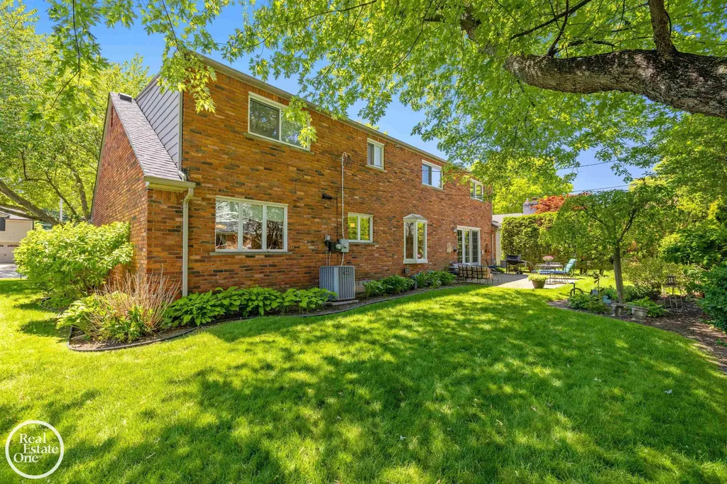 432 Saddle Lane Grosse Pointe Woods City MI 48236
