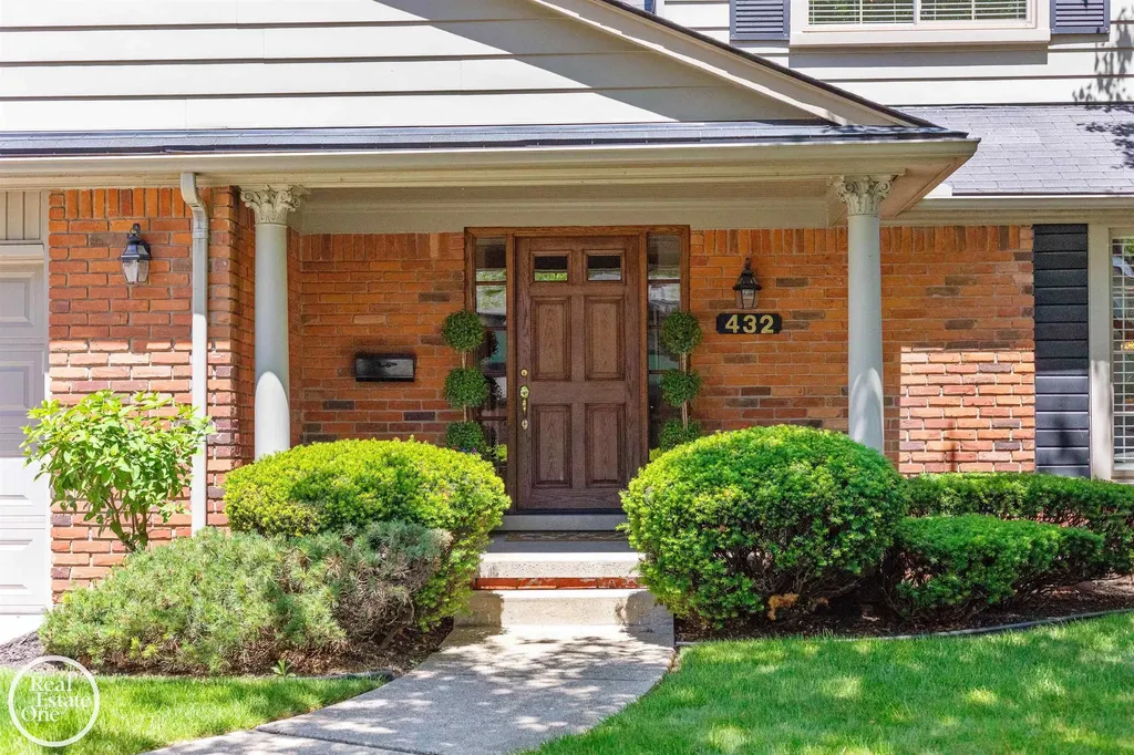 432 Saddle Lane Grosse Pointe Woods City MI 48236