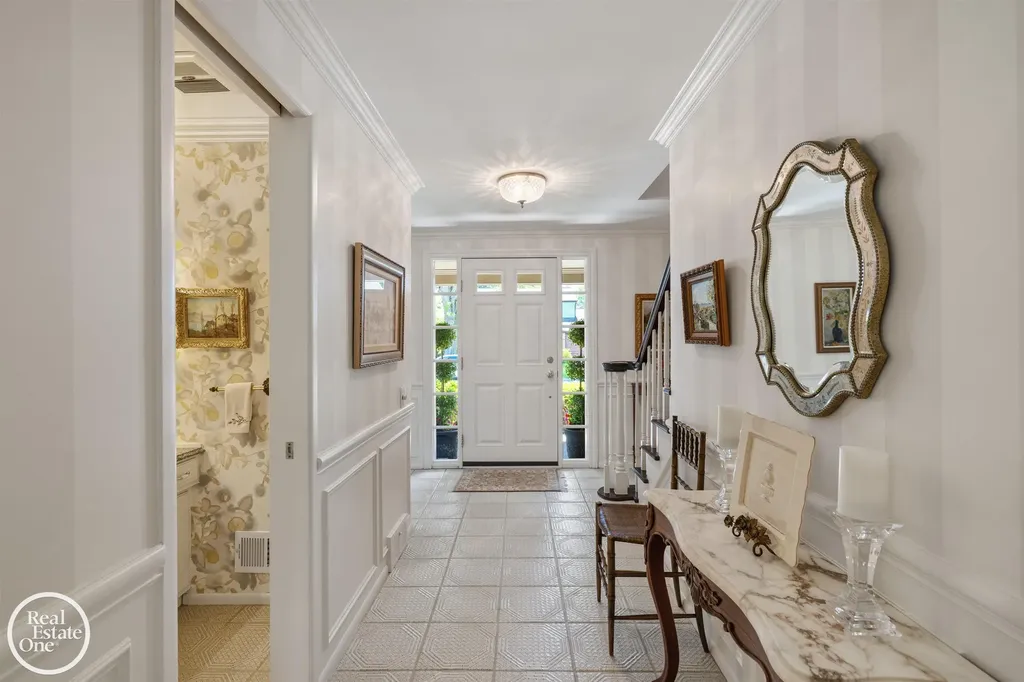 432 Saddle Lane Grosse Pointe Woods City MI 48236