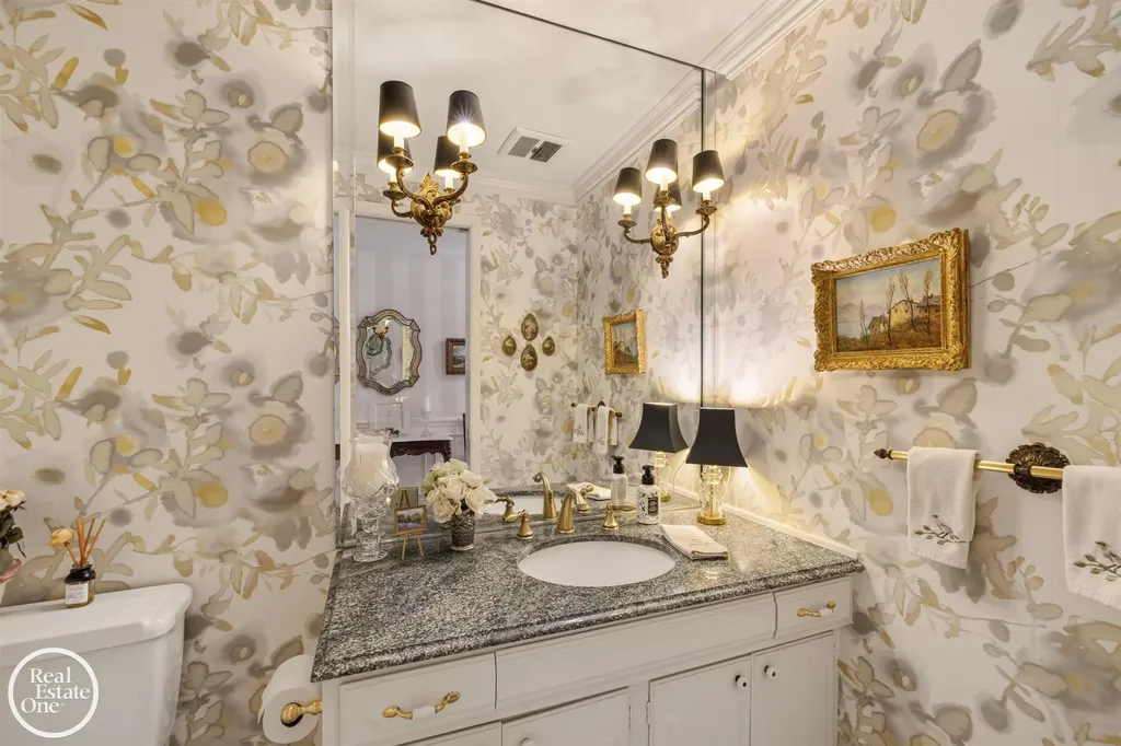 432 Saddle Lane Grosse Pointe Woods City MI 48236