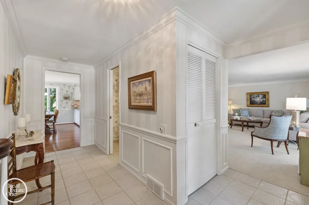 432 Saddle Lane Grosse Pointe Woods City MI 48236