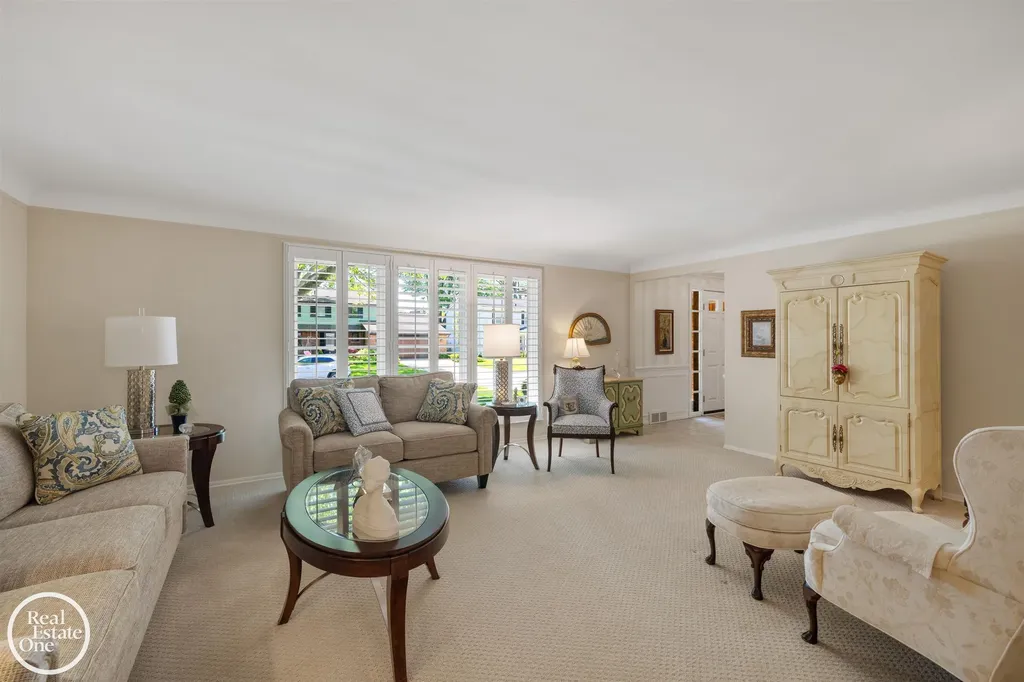 432 Saddle Lane Grosse Pointe Woods City MI 48236