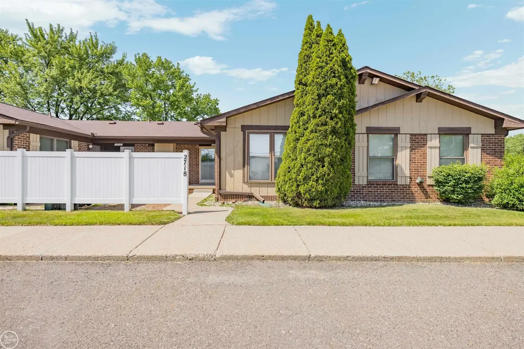 2718 Roundtree Drive Troy City MI 48083