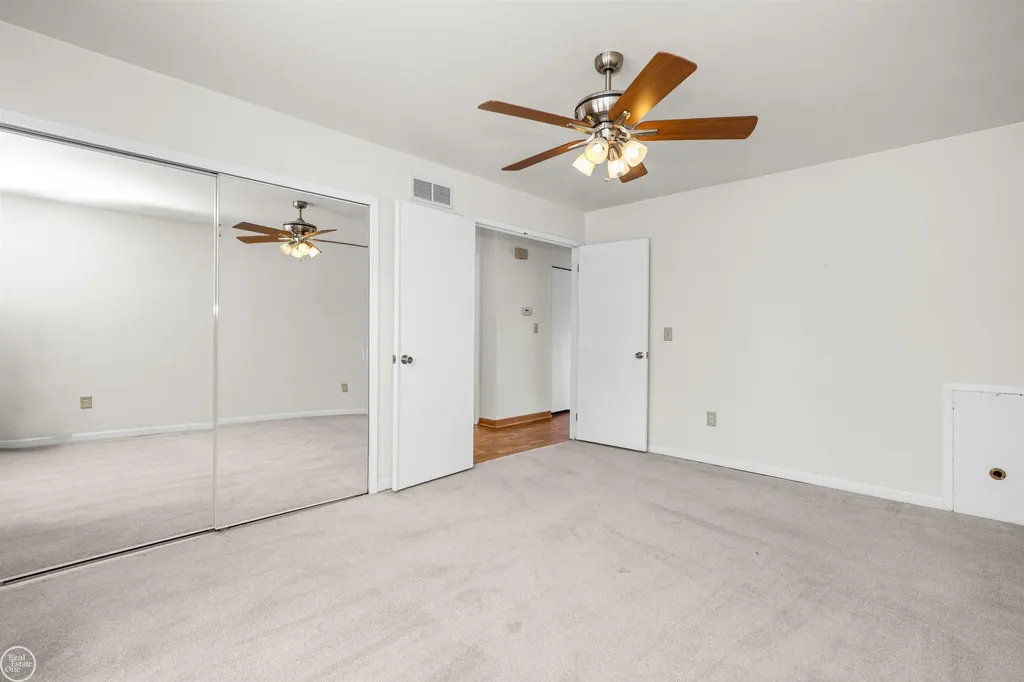 2718 Roundtree Drive Troy City MI 48083