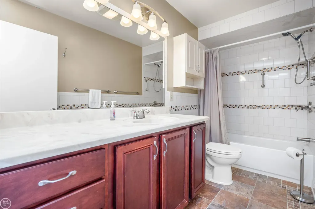 2718 Roundtree Drive Troy City MI 48083