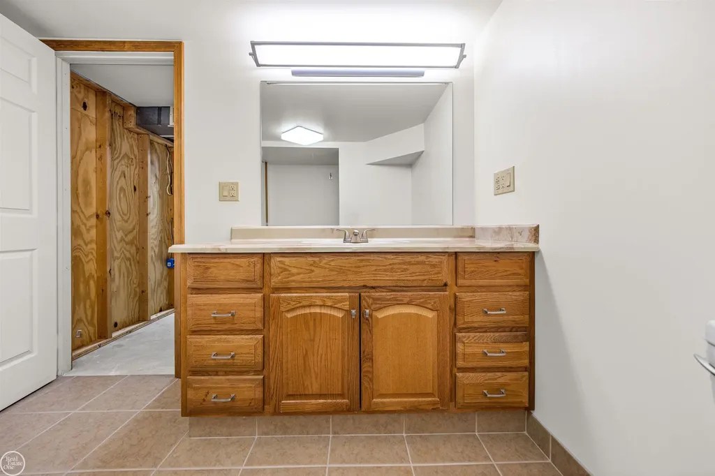 2718 Roundtree Drive Troy City MI 48083
