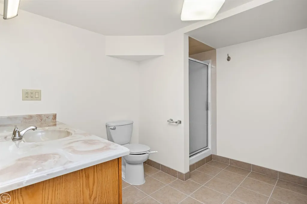 2718 Roundtree Drive Troy City MI 48083