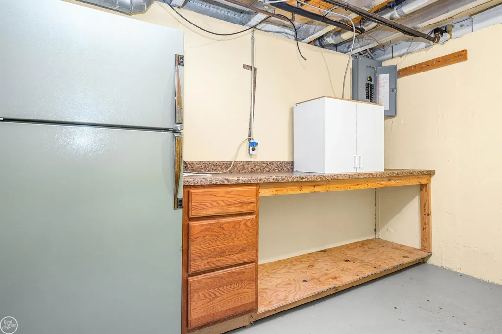 2718 Roundtree Drive Troy City MI 48083
