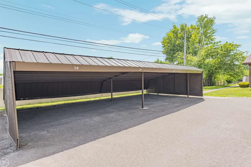 2718 Roundtree Drive Troy City MI 48083