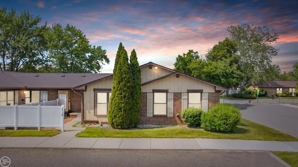 2718 Roundtree Drive Troy City MI 48083