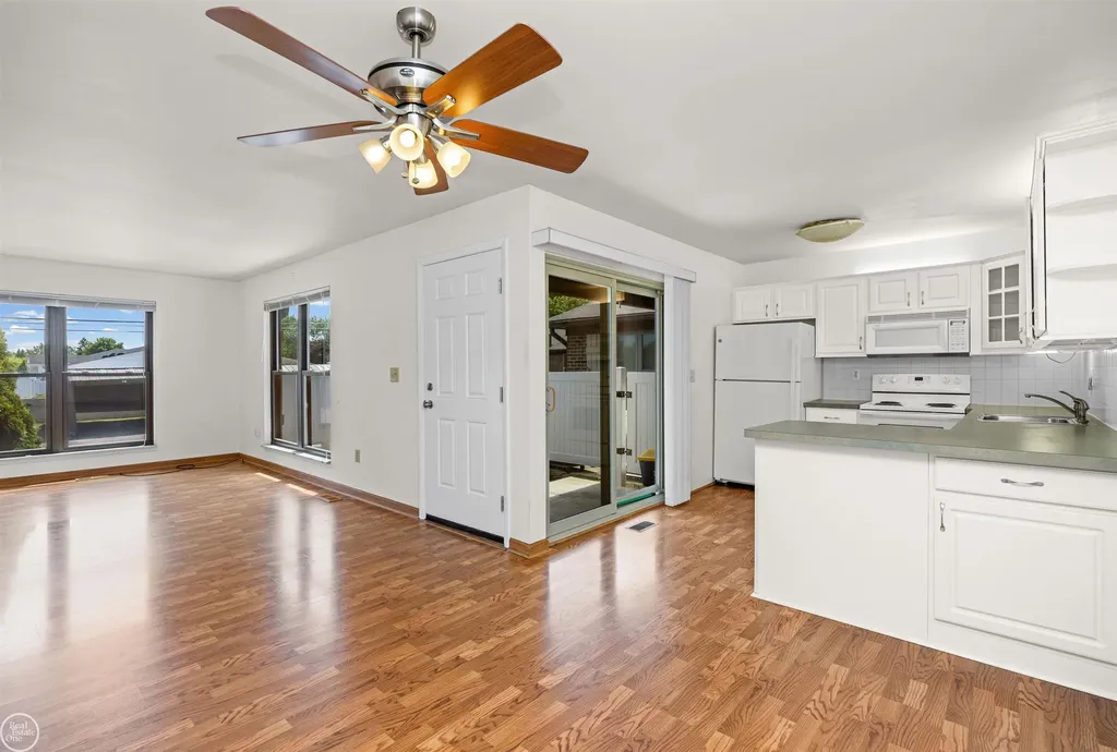 2718 Roundtree Drive Troy City MI 48083