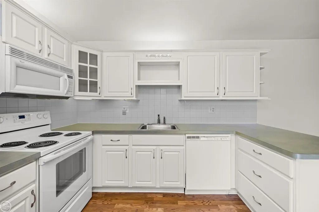 2718 Roundtree Drive Troy City MI 48083