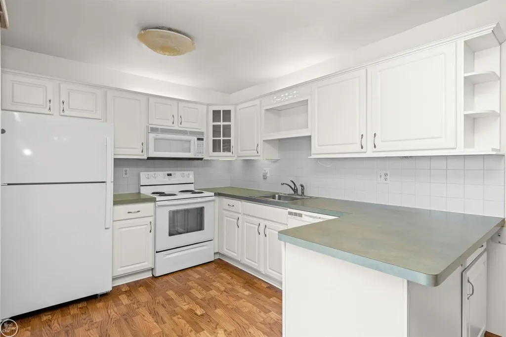 2718 Roundtree Drive Troy City MI 48083
