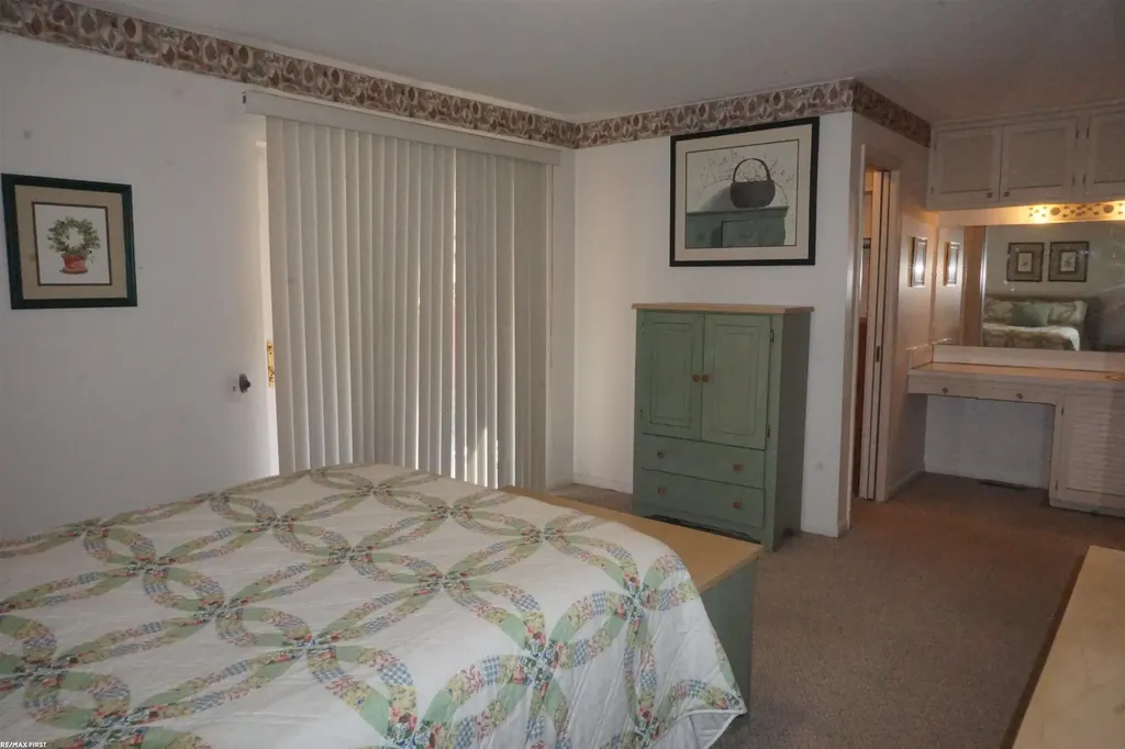 20440 Vernier Road Harper Woods City MI 48225