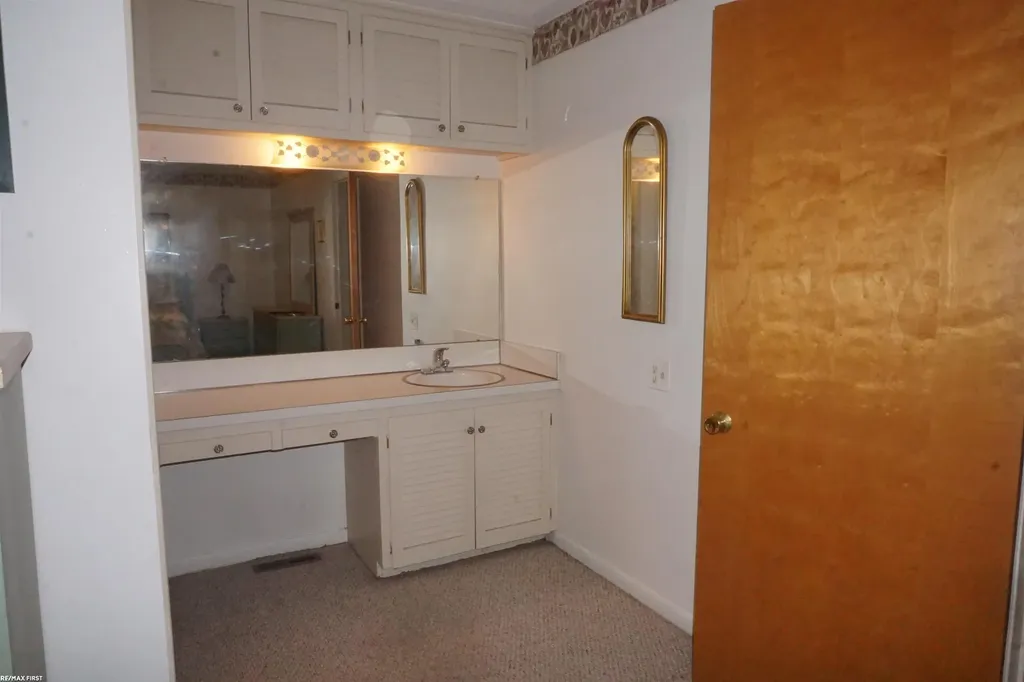 20440 Vernier Road Harper Woods City MI 48225