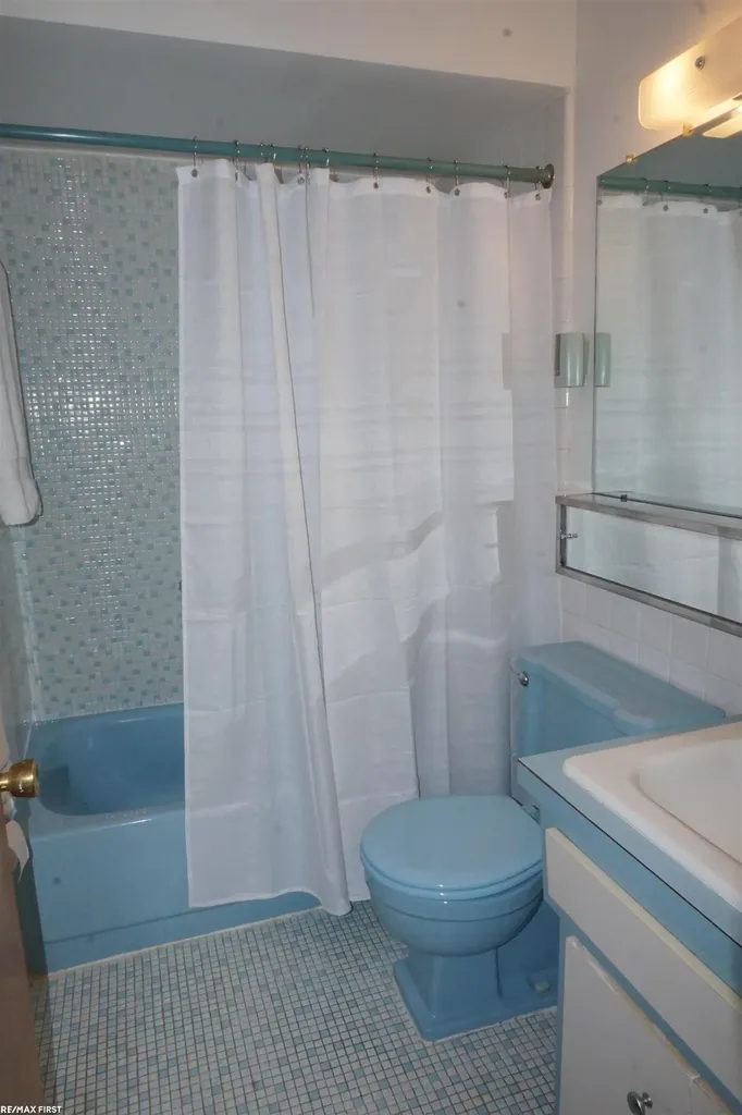 20440 Vernier Road Harper Woods City MI 48225