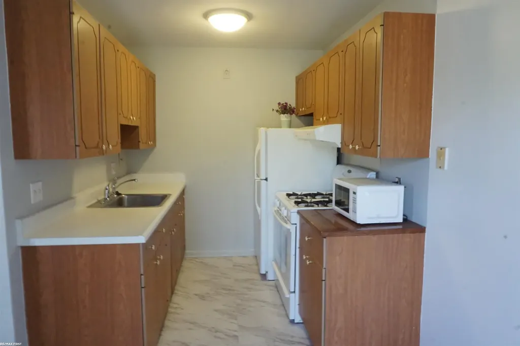 20440 Vernier Road Harper Woods City MI 48225