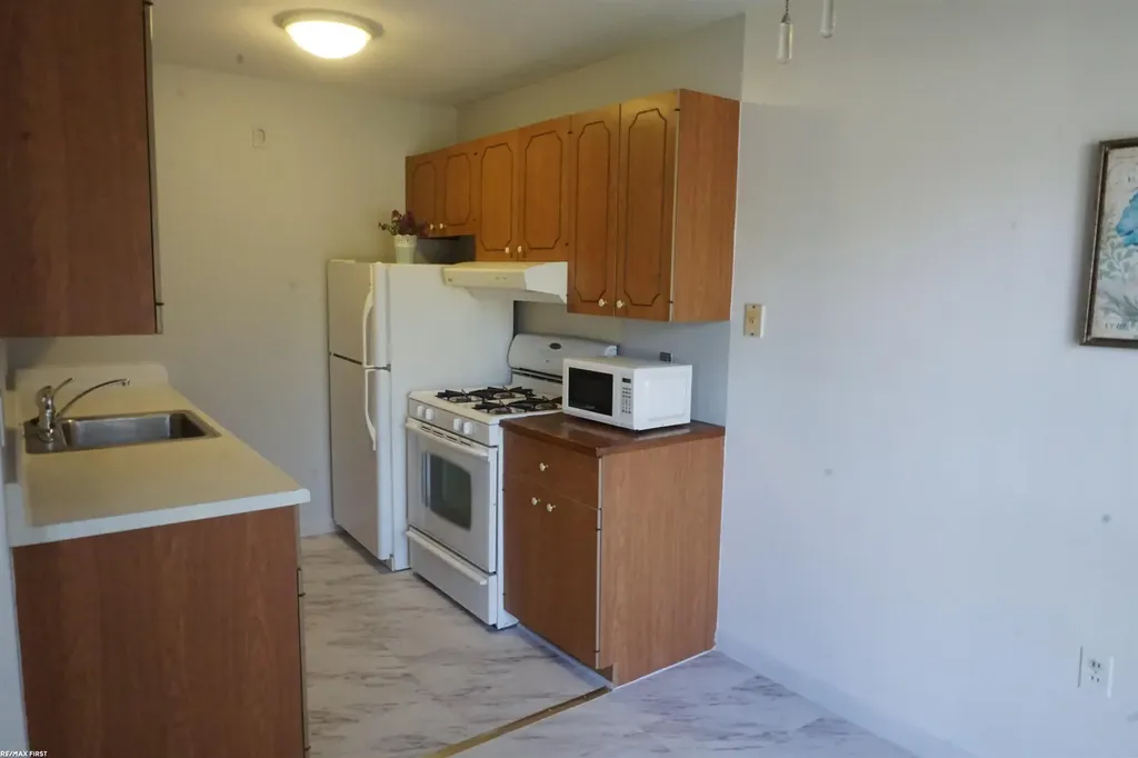 20440 Vernier Road Harper Woods City MI 48225
