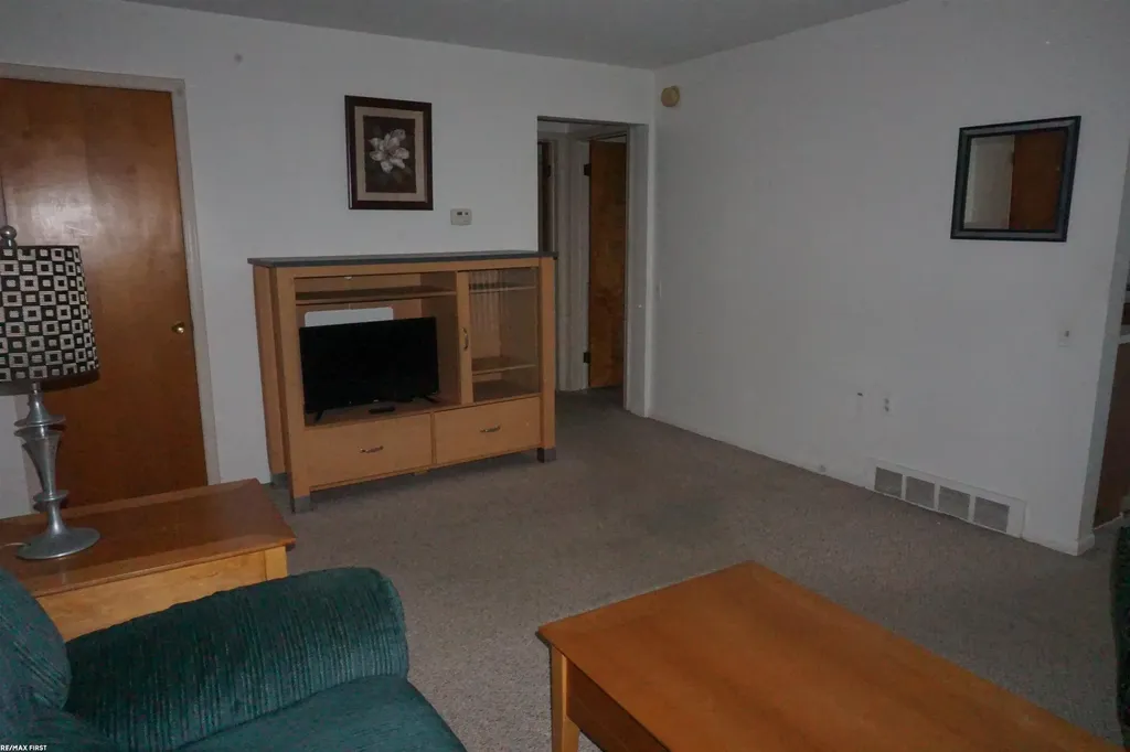 20440 Vernier Road Harper Woods City MI 48225
