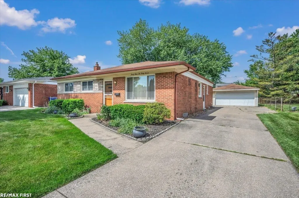 33247 Regal Drive Fraser City MI 48026