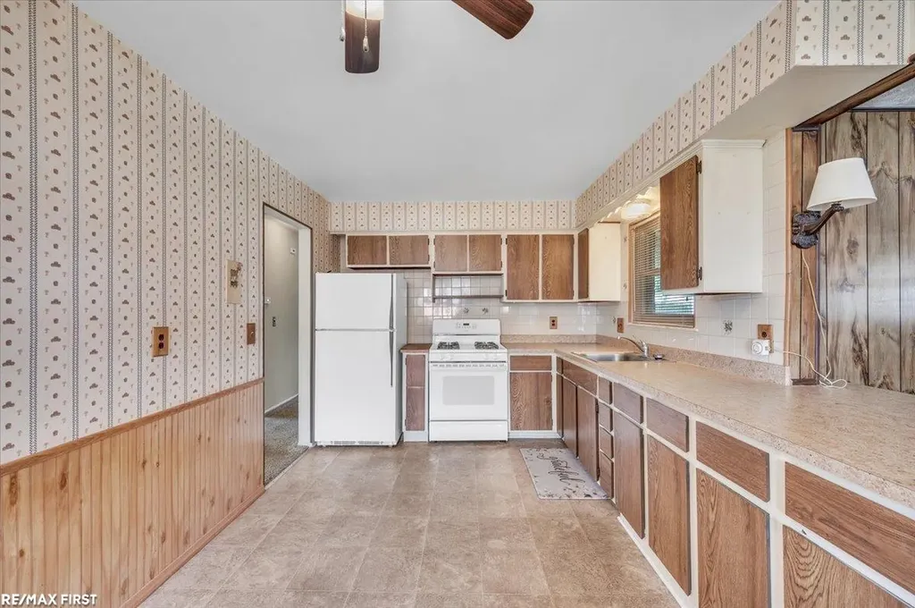33247 Regal Drive Fraser City MI 48026
