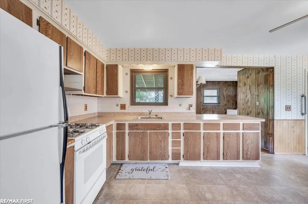 33247 Regal Drive Fraser City MI 48026