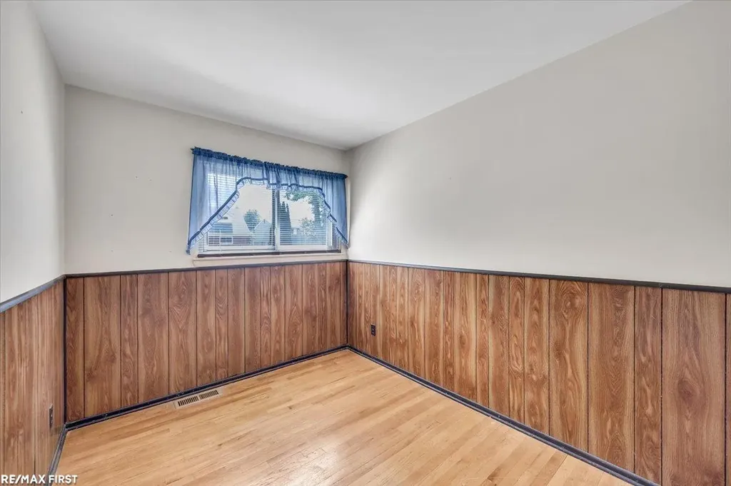 33247 Regal Drive Fraser City MI 48026