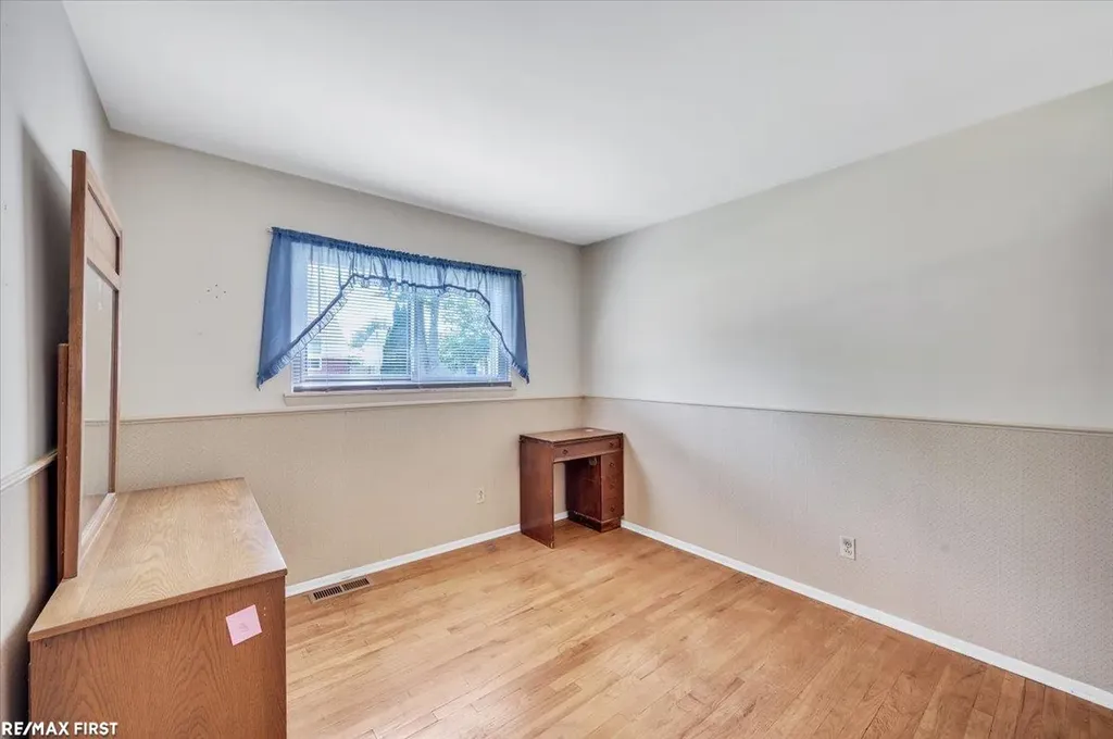 33247 Regal Drive Fraser City MI 48026