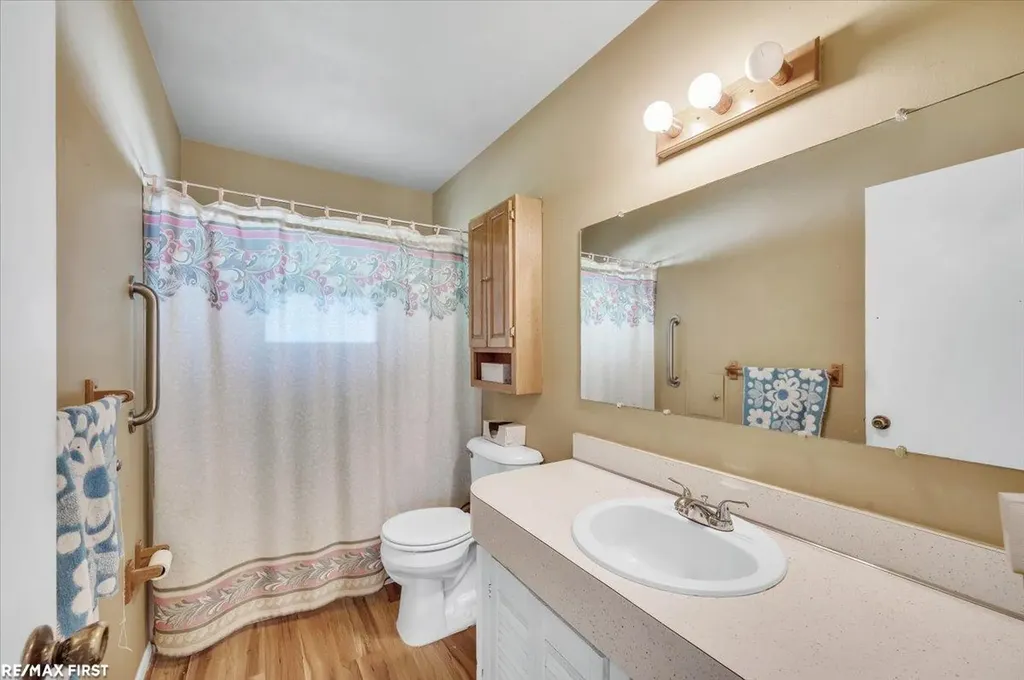 33247 Regal Drive Fraser City MI 48026