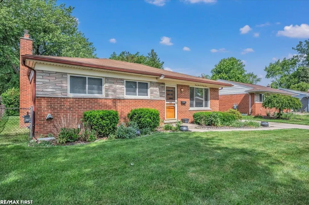 33247 Regal Drive Fraser City MI 48026