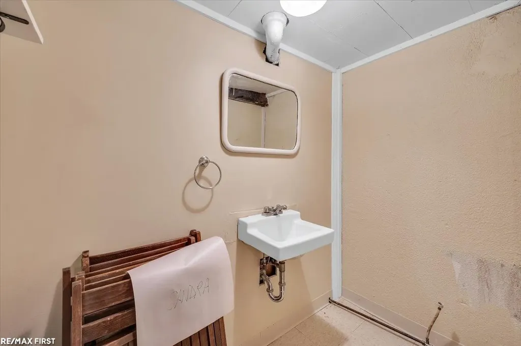 33247 Regal Drive Fraser City MI 48026