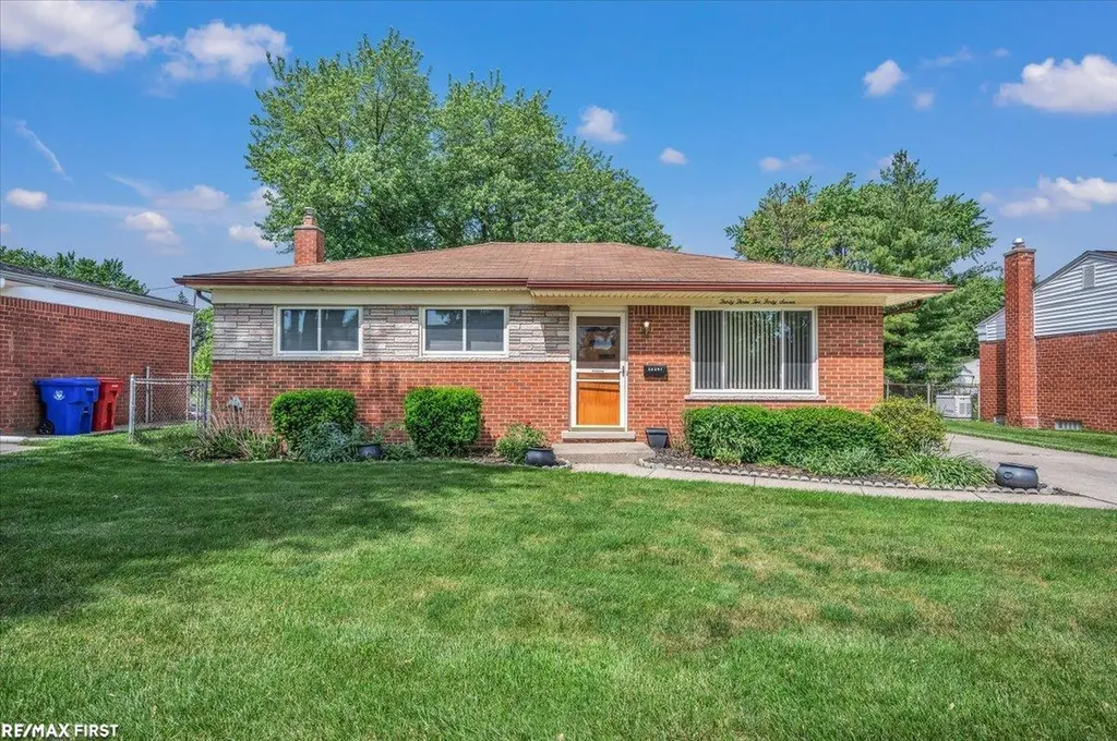 33247 Regal Drive Fraser City MI 48026