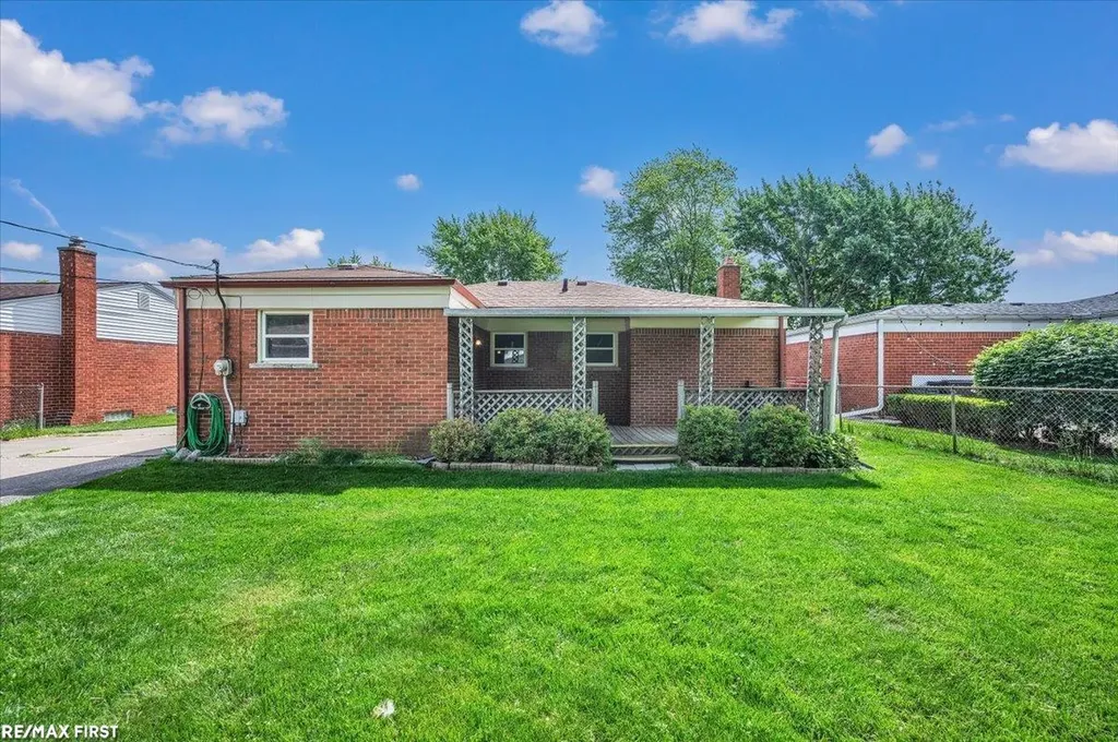 33247 Regal Drive Fraser City MI 48026