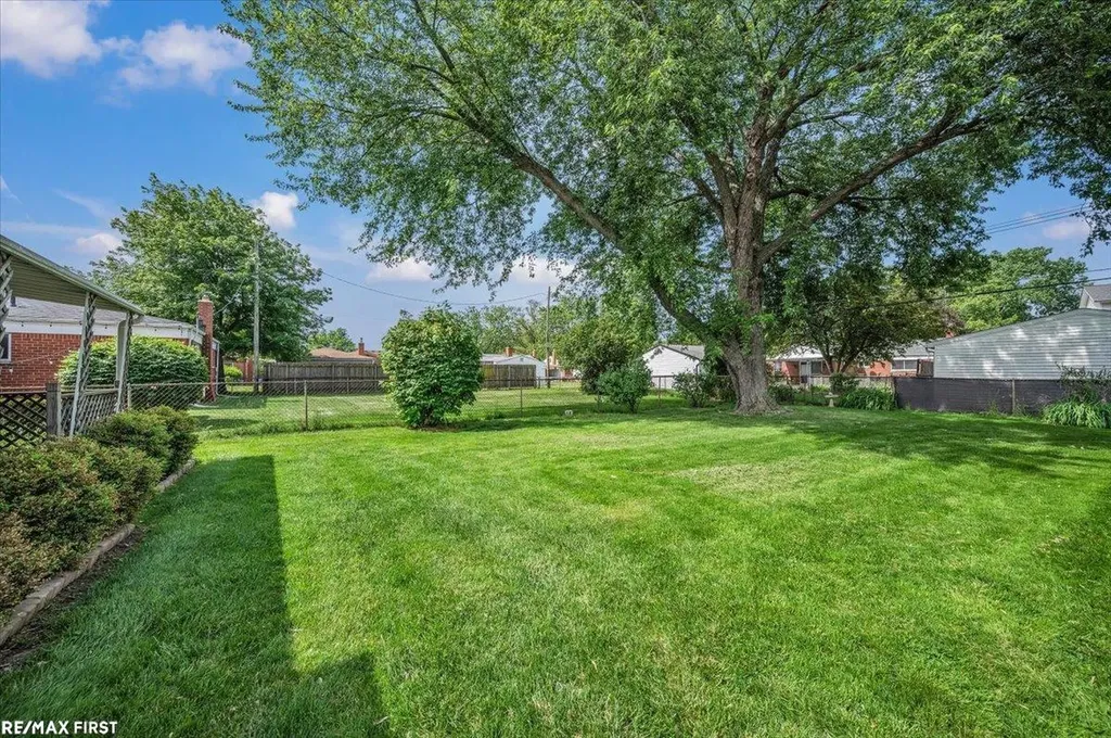 33247 Regal Drive Fraser City MI 48026