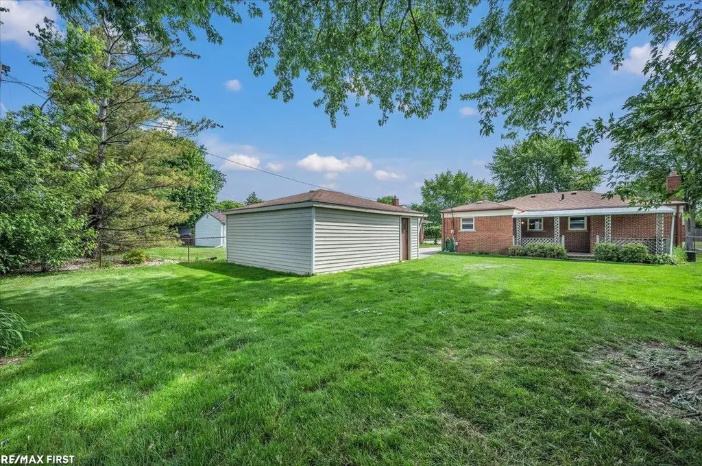 33247 Regal Drive Fraser City MI 48026