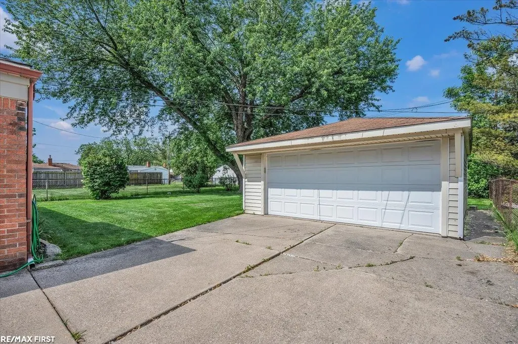 33247 Regal Drive Fraser City MI 48026