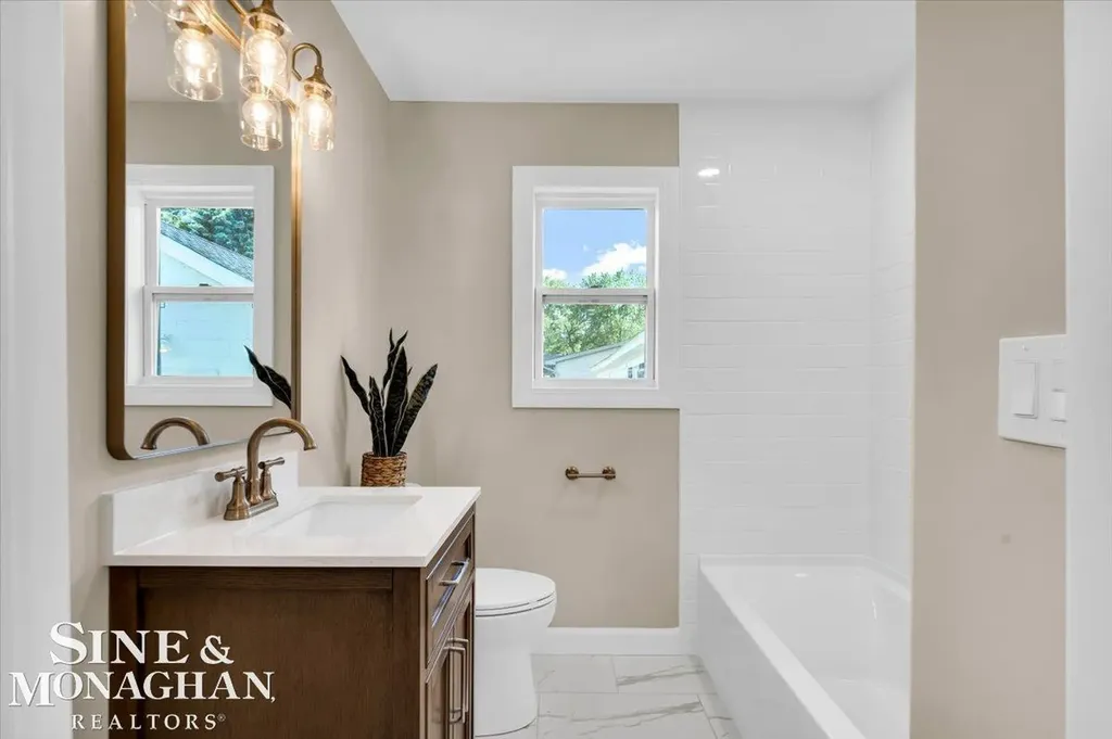 985 Fairledge Avenue Lake Orion Village MI 48362