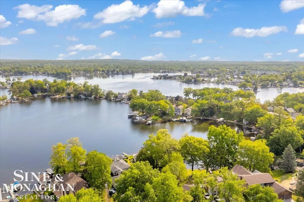 985 Fairledge Avenue Lake Orion Village MI 48362