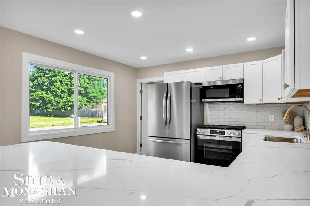 985 Fairledge Avenue Lake Orion Village MI 48362