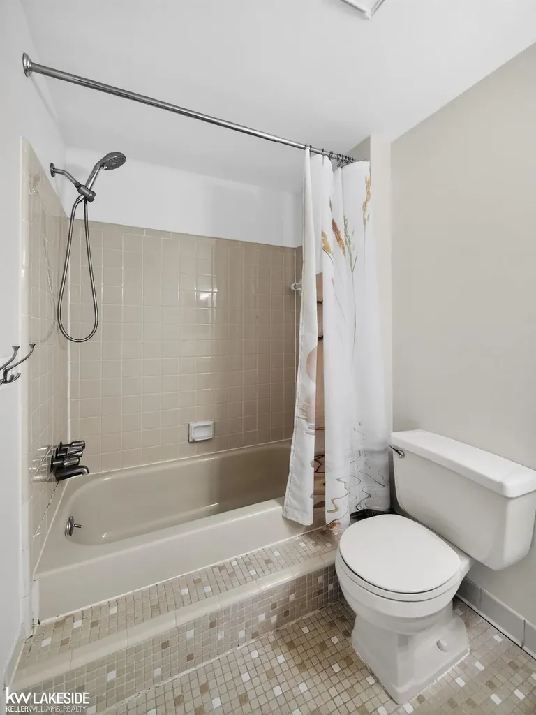 38951 E Golfview Drive Clinton Charter Township MI 48038
