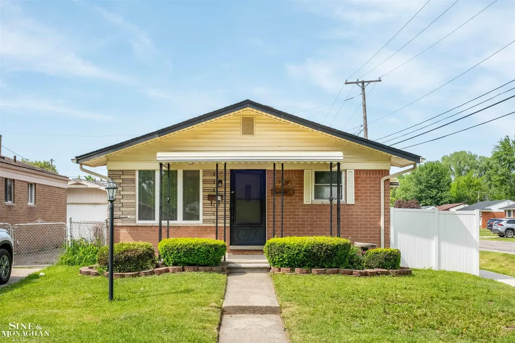 19655 Opal Street Clinton Charter Township MI 48035