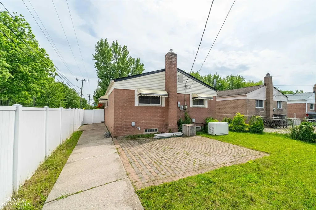 19655 Opal Street Clinton Charter Township MI 48035